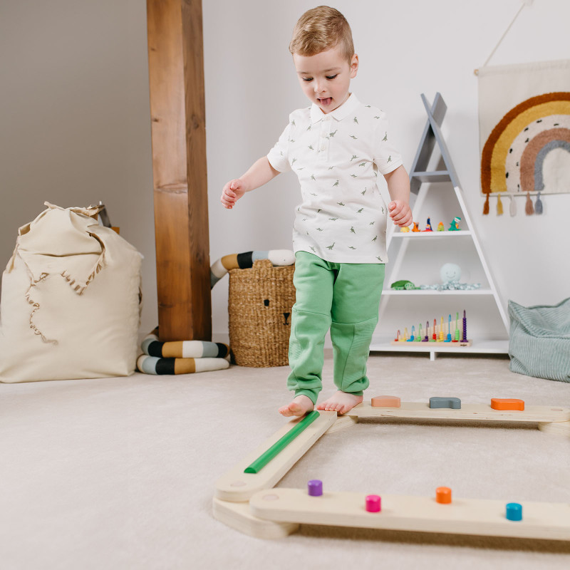 Pozitívne vplýva na vývoj chodidiel, klenby a na správne držanie tela Montessori balančné kladiny podporujú vývoj hrubej motoriky