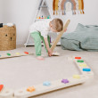 Pozitívne vplýva na vývoj chodidiel, klenby a na správne držanie tela Montessori balančné kladiny Rainbow podporujú vývoj hrubej motoriky