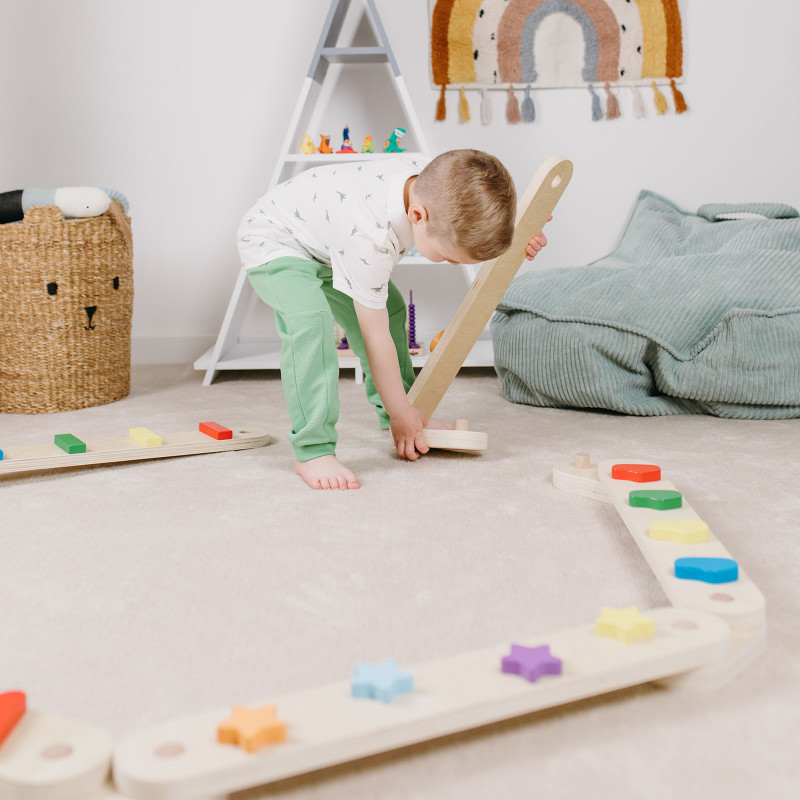 Pozitívne vplýva na vývoj chodidiel, klenby a na správne držanie tela Montessori balančné kladiny Rainbow podporujú vývoj hrubej motoriky