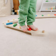 Pozitívne vplýva na vývoj chodidiel, klenby a na správne držanie tela Montessori balančné kladiny Rainbow podporujú vývoj hrubej motoriky
