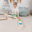 Pozitívne vplýva na vývoj chodidiel, klenby a na správne držanie tela Montessori balančné kladiny Rainbow podporujú vývoj hrubej motoriky
