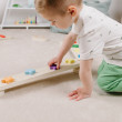Pozitívne vplýva na vývoj chodidiel, klenby a na správne držanie tela Montessori balančné kladiny Rainbow podporujú vývoj hrubej motoriky