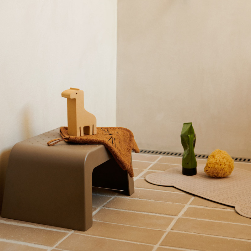 LIEWOOD protišmyková podložka do kúpeľne Sailor Mr Bear Sandy