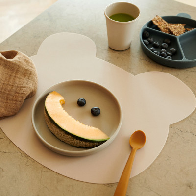 LIEWOOD silikónová podložka Medvedík Aura Sandy