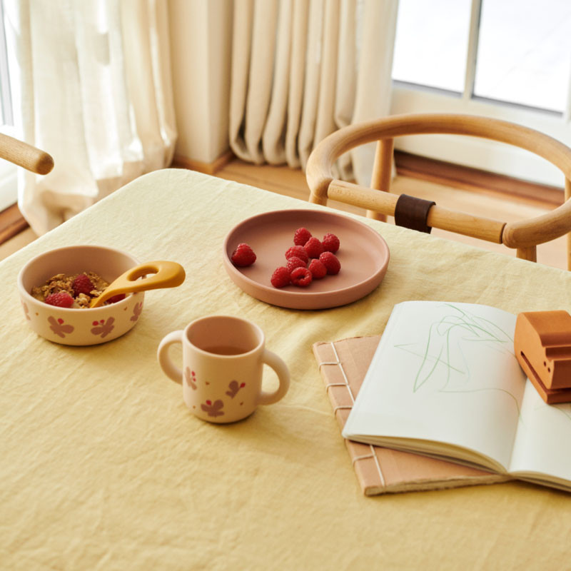 LIEWOOD silikónový jedálenský set Vivi Butterfly / Apple blossom