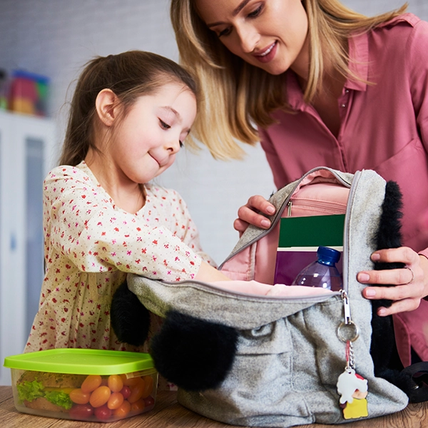 mama s dcérou balia desiatu do školskej tašky