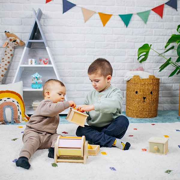 deti sa hrajú s montessori krabičkami Joybex