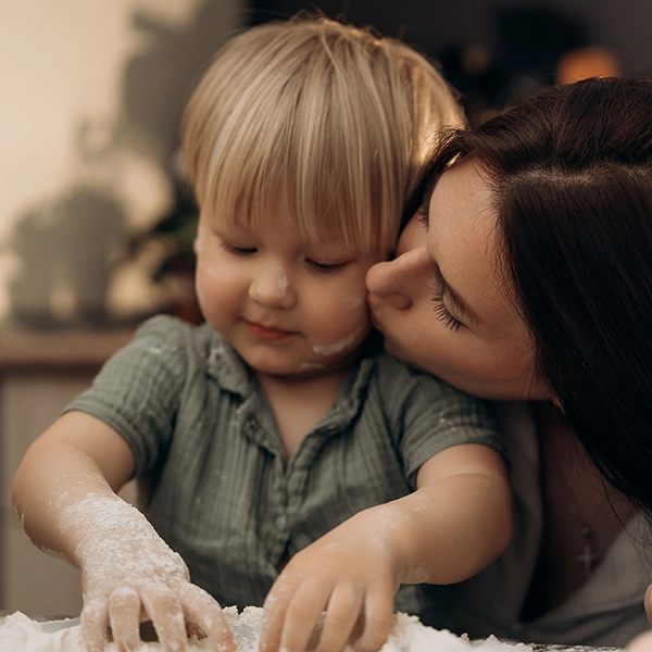 Mama bozkáva svoje dieťa pri tichej aktivite