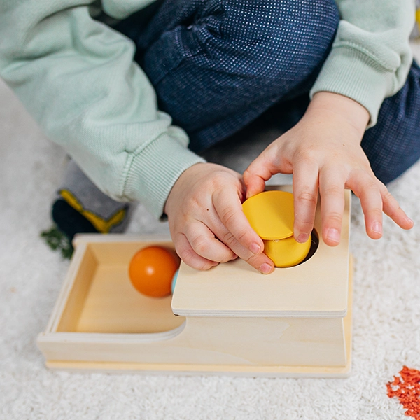 Dlhá Montessori krabička s guličkou - Joybex