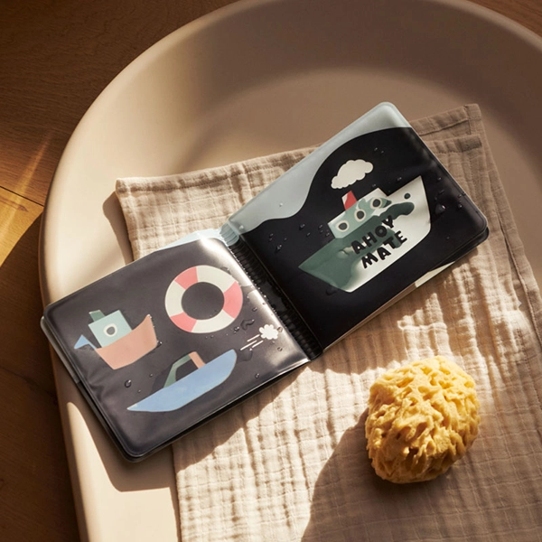 LIEWOOD Waylon kúzelná vodná knižka do kúpeľa Sailing / Sandy LIEWOOD Waylon kúzelná vodná knižka do kúpeľa Sailing / Sandy